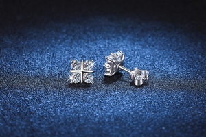 Dettaglio ravvicinato di orecchini a lobo in argento S925 con moissanite a forma di croce
