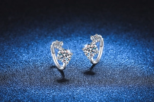 Détail macro de créoles en argent S925 avec deux pierres de moissanite taille brillant