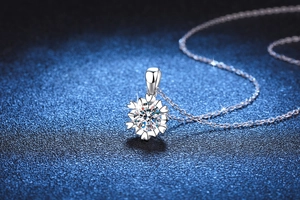 Dettaglio del ciondolo a fiocco di neve in argento S925 con moissanite da 1ct