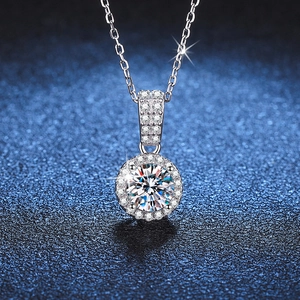 Collier Pendentif en Moissanite en Argent Sterling S925 Classique Rond Halo Moissanite Strass Chaîne Croisée Bijoux de Mode pour Femmes