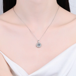 Collier en argent 925 avec moissanite et pendentif tournesol de luxe sur un mannequin