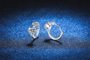 Détail macro de boucles d'oreilles créoles en argent S925 serties de pierres moissanite