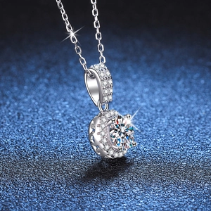 Collier classique en argent 925 avec pendentif moissanite 1 carat et sertissage halo rond