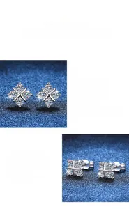 Dettaglio macro di orecchini a lobo in argento S925 moissanite con design a quadrifoglio