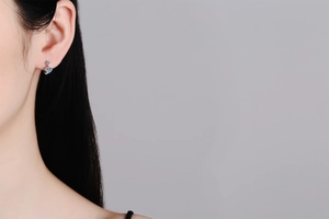 Gros plan de boucles d'oreilles en argent S925 avec deux pierres moissanites sur l'oreille
