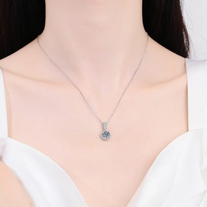 Collier élégant en argent sterling S925 avec pendentif halo en moissanite 1 carat