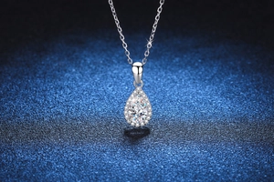 Vue macro d'un pendentif moissanite poire de 1ct avec halo de diamants et chaîne en S925