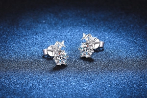 Vue macro de boucles d'oreilles étoiles en argent S925 avec pierres de moissanite brillantes