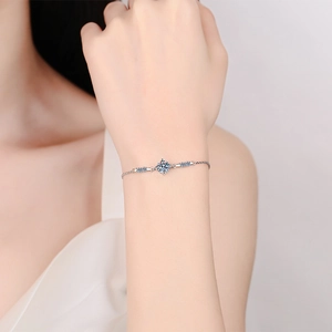 Bracelet en argent sterling S925 avec diamant rond et pierres latérales bleues