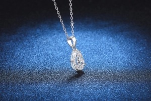 Vue détaillée du pendentif poire en moissanite argent S925 avec entourage diamant
