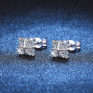 Orecchini a perno classici in argento S925 e moissanite con design a croce