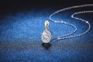 Détail macro du pendentif moissanite en forme de poire sur chaîne en argent massif 925