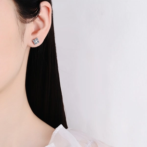 Orecchini a perno classici in argento S925 con moissanite blu indossati dalla modella
