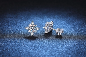 Detail of s925 silver stud earrings with moissanite in four-claw starburst setting