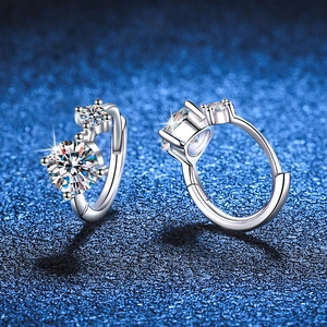 Élégantes créoles en argent s925 et moissanite avec deux pierres sur fond bleu foncé
