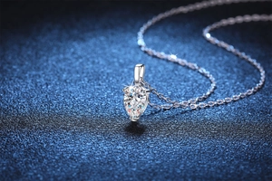 Macro shot of s925 silver pear-cut moissanite pendant with 1ct D color sparkling gemstone
