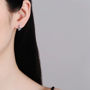 Élégantes boucles d'oreilles s925 argent moissanite avec détail étoile sur modèle