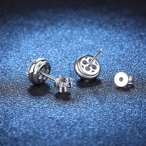 Makro-Detail von S925 Sterlingsilber Moissanit Ohrstecker mit hohler Rückseite und Schmetterlingsverschluss