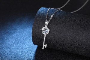 Vue macro du pendentif clé en argent avec moissanite étincelante sur un socle noir