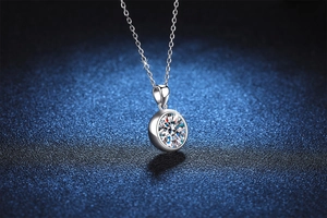 Macro shot of 1ct moissanite bezel setting pendant on S925 sterling silver chain