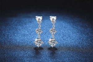 Macro di orecchini a pendente in argento S925 con tripla incastonatura di moissanite