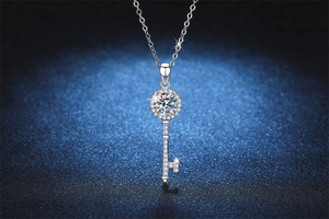 Vue détaillée du collier pendentif clé en argent avec une pierre moissanite centrale de 1 ct