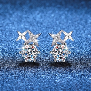 Boucles d'oreilles en argent S925 avec moissanite 1 carat couleur D sur fond bleu foncé