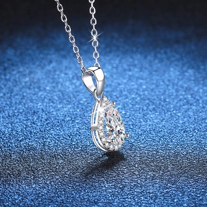 Collier élégant avec pendentif goutte en Moissanite 1 carat et argent 925 avec pavé de diamants