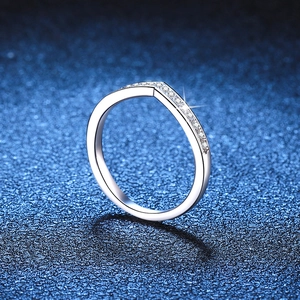 Sparkling S925 sterling silver V-shape wedding ring with pavé moissanite on starry background