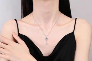 Détail macro d'un collier pendentif clé en argent S925 avec un diamant moissanite de 1ct