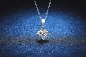 Vue macro d'un collier en argent S925 avec pendentif en moissanite étincelante en forme d'étoile