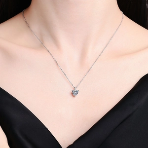 Minimalist s925 sterling silver heart pendant necklace with 1 carat moissanite on model