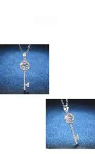 Détail macro du pendentif clé en argent S925 avec pierre précieuse en moissanite