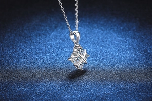Gros plan du collier en argent S925 avec pendentif en croix orné de quatre pierres moissanite