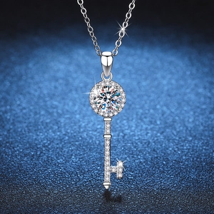 Élégant collier clé en argent S925 avec pendentif diamant moissanite 1 carat de couleur D
