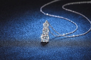 Détail du pendentif en argent s925 avec trois moissanites et serti à griffes