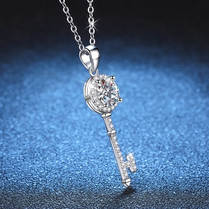 Collier avec pendentif clé en argent S925 exquis et pierres de moissanite D de 1 carat