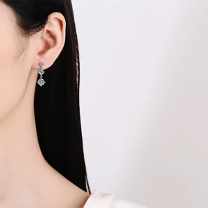 Orecchini pendenti a tre pietre in argento S925 con moissanite brillante dal taglio tondo