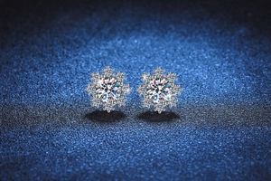 Makroaufnahme von S925 Sterlingsilber Schneeflocken Ohrringen mit 1 Karat Moissanit Steinen