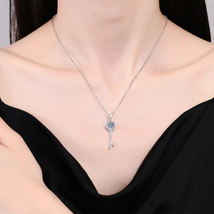 Élégant collier clé en argent S925 avec pendentif moissanite 1ct porté par un mannequin