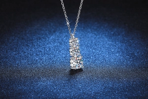 Détail du collier en argent S925 avec trois moissanites rondes serties de quatre griffes