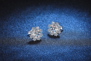 Makroaufnahme von S925 Sterlingsilber-Schneeflockenohrringen mit 1ct Moissanit-Steinen