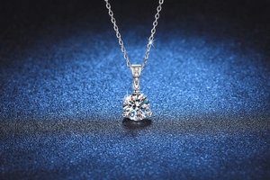 Macro du pendentif en moissanite 1 carat avec serti à trois griffes et chaîne en argent s925