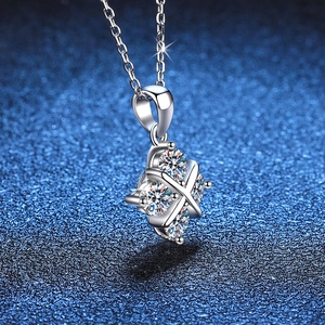 Collier avec pendentif croix en argent S925 et pierres de moissanite rondes étincelantes