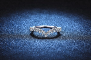 Close-up of a V-shaped S925 silver ring featuring nine round-cut Moissanite diamonds
