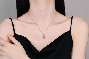 Détail macro du collier en argent S925 avec trois pierres moissanites bleues rondes