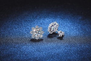 Makro-Detail von S925 Silber-Schneeflocken-Ohrringen mit 1 Karat Moissanit-Steinen