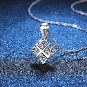 Collier avec pendentif en argent sterling S925 et moissanite scintillante sur bleu