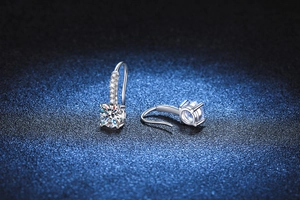 Gros plan de boucles d'oreilles en argent S925 et moissanite avec sertissage à six griffes