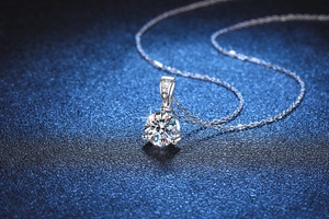 Détail macro du pendentif moissanite 1 carat avec serti 3 griffes et accents pavés